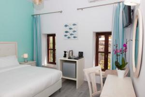 干尼亚Shalom Luxury Rooms Kondilaki的一间卧室配有一张床、一张桌子和一张书桌