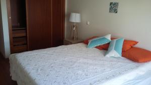 拉戈阿Vacaciones en el paraíso的一间卧室配有带橙色和蓝色枕头的床