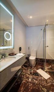 利雅德Braira Al Wezarat的浴室配有卫生间、盥洗盆和淋浴。
