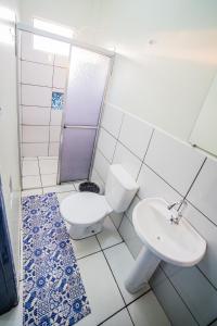 波多韦柳Hotel Cielo的一间带卫生间和水槽的浴室