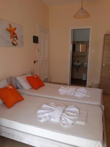 安迪帕罗斯岛叶莱妮酒店的一间卧室配有两张带毛巾的床