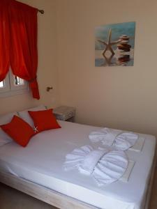 安迪帕罗斯岛叶莱妮酒店的一间卧室配有带毛巾的床