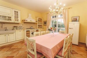 萨格勒布Nebo的厨房配有桌椅和冰箱。