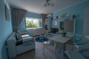 卓得诺沃Villa Sunset的蓝色的客厅配有桌子和沙发
