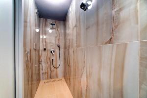 斯克拉丁斯克拉丁斯吉北区酒店的带淋浴的浴室和木墙
