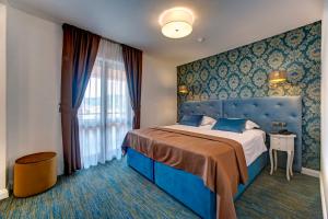 斯克拉丁斯克拉丁斯吉北区酒店的酒店客房设有蓝色的床和窗户。