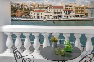 阿基欧斯尼古拉斯Porto Maltese Boutique Estate的水景阳台桌子