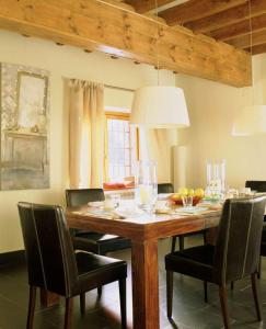 拉斯卡弗里亚Casa Granero的一间带木桌和椅子的用餐室