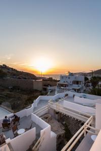 米克诺斯城Alexandra Mykonos Port的从建筑屋顶上可欣赏到日落美景