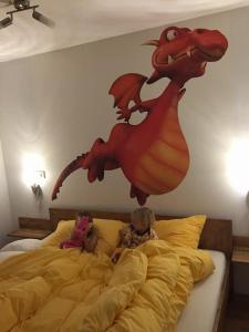 鲁斯特Ruster Drachennest的两个孩子躺在床上,墙上挂着一只龙