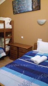 科英布拉默艾达公寓的一间卧室配有蓝色的床和毛巾