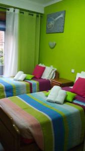科英布拉默艾达公寓的绿墙客房内的两张床