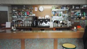 维克拉加尔迪奥勒保护区酒店的咖啡店的柜台,配有咖啡机