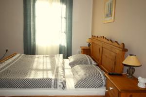 克伦特尼采Penzion Živá Pálava的一间卧室配有带两个枕头的床和窗户