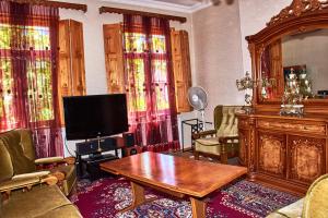 哥里Guest House Svetlana的客厅配有电视和木桌。