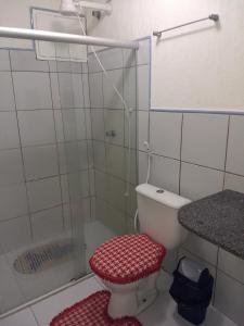 巴雷里尼亚斯Porto dos Lencóis - Chalé Tipo Apartamento的一间带卫生间和玻璃淋浴间的浴室