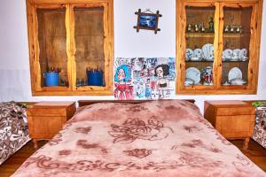 哥里Guest House Svetlana的一间卧室设有一张大床和两个窗户