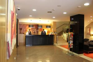 里斯本普林西比里斯本酒店的大厅,有两个人站在柜台