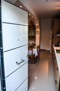 韦瑞洛纳Sofia's sea view house的厨房配有白色冰箱,设有桌子