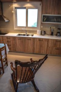 韦瑞洛纳Sofia's sea view house的厨房配有水槽前的椅子