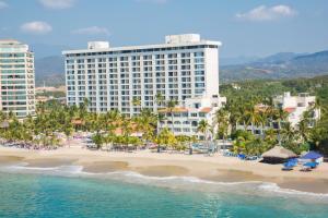 伊斯塔帕Barceló Ixtapa - All Inclusive的享有酒店和海滩的空中景致