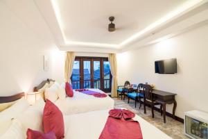 会安惠安中心大酒店 的酒店客房配有两张床和一张书桌