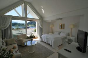 SolavagenSunde Fjord Hotel, free and easy parking的一间卧室设有一张床和一个大窗户