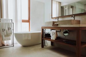 马略卡岛帕尔马Es Princep - The Leading Hotels of the World的带浴缸和盥洗盆的浴室