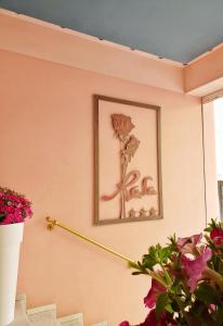 加比切马莱Residence Rosa的挂在墙上的花卉图案