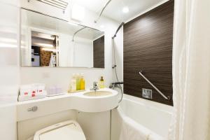 高松高松东急REI酒店的一间带水槽、卫生间和镜子的浴室