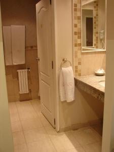 厄尔查尔坦鲁纳尤姆宾馆的一间带水槽和白色毛巾的浴室