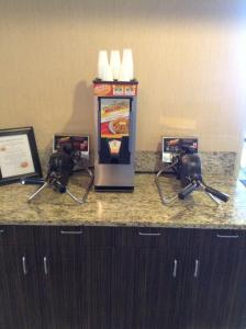 博伊西博伊西美国旅馆的一间酒店房间柜台上的饮料机