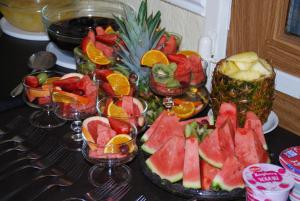 布莱克浦布林克利夫酒店的桌子上放有水果盘和酒杯
