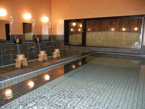 多治见市多治见欧斯塔国际酒店的游泳池,浴室设有4个卫生间