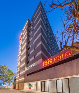 巴兰基亚ibis Barranquilla的上面标有酒店标志的酒店大楼