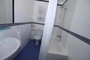 多列毛利诺斯卡里维拉地中海酒店的浴室配有卫生间、淋浴和盥洗盆。