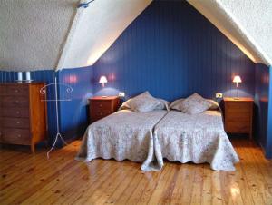 里瓦达维亚艾斯卡西塔斯度假屋的一间卧室配有一张蓝色墙壁和木地板。