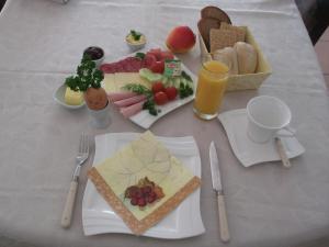 GuhrowHaus am Wald的一张桌子,上面放着食物和饮料