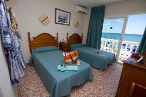 多列毛利诺斯卡里维拉地中海酒店的一间带两张床的卧室和一个海景阳台