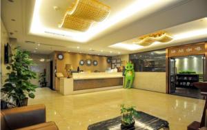 海口格林豪泰海南省海口海府路省政府快捷酒店的一间位于中间的带绿色怪物的厨房的客房