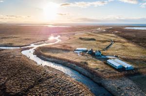 ÞórshöfnYtra Lón Farm Retreat的享有河流农场的空中景色