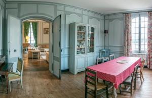 Chambres d'hôtes au Château de Gizeux餐厅或其他用餐的地方