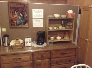 魁北克市蒙卡梅庄园住宿加早餐酒店的木制橱柜,上面配有咖啡壶