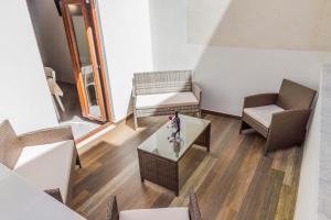 切法卢Suite Bordonaro Apartments的客厅配有椅子、桌子和窗户