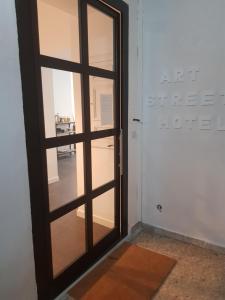 那不勒斯艺术街酒店的一个带镜子的木门