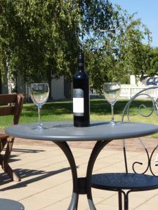 佩诺拉库纳瓦拉汽车旅馆旅舍的一张桌子上放着一瓶葡萄酒,放上两杯