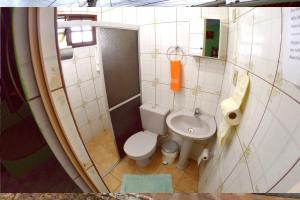 伦索伊斯Pousada e Hostel Chapada Suites的一间带卫生间和水槽的小浴室