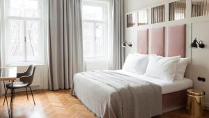 维也纳兹普瑟酒店 的一间卧室配有一张带粉红色床头板的大床