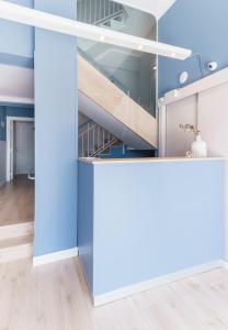比利亚努埃瓦-赫尔特鲁BYPILLOW Mumm的一间拥有蓝色墙壁和楼梯的房间