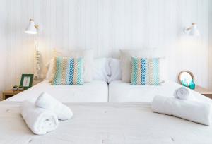 比利亚努埃瓦-赫尔特鲁BYPILLOW Mumm的一间卧室配有两张白色床和毛巾